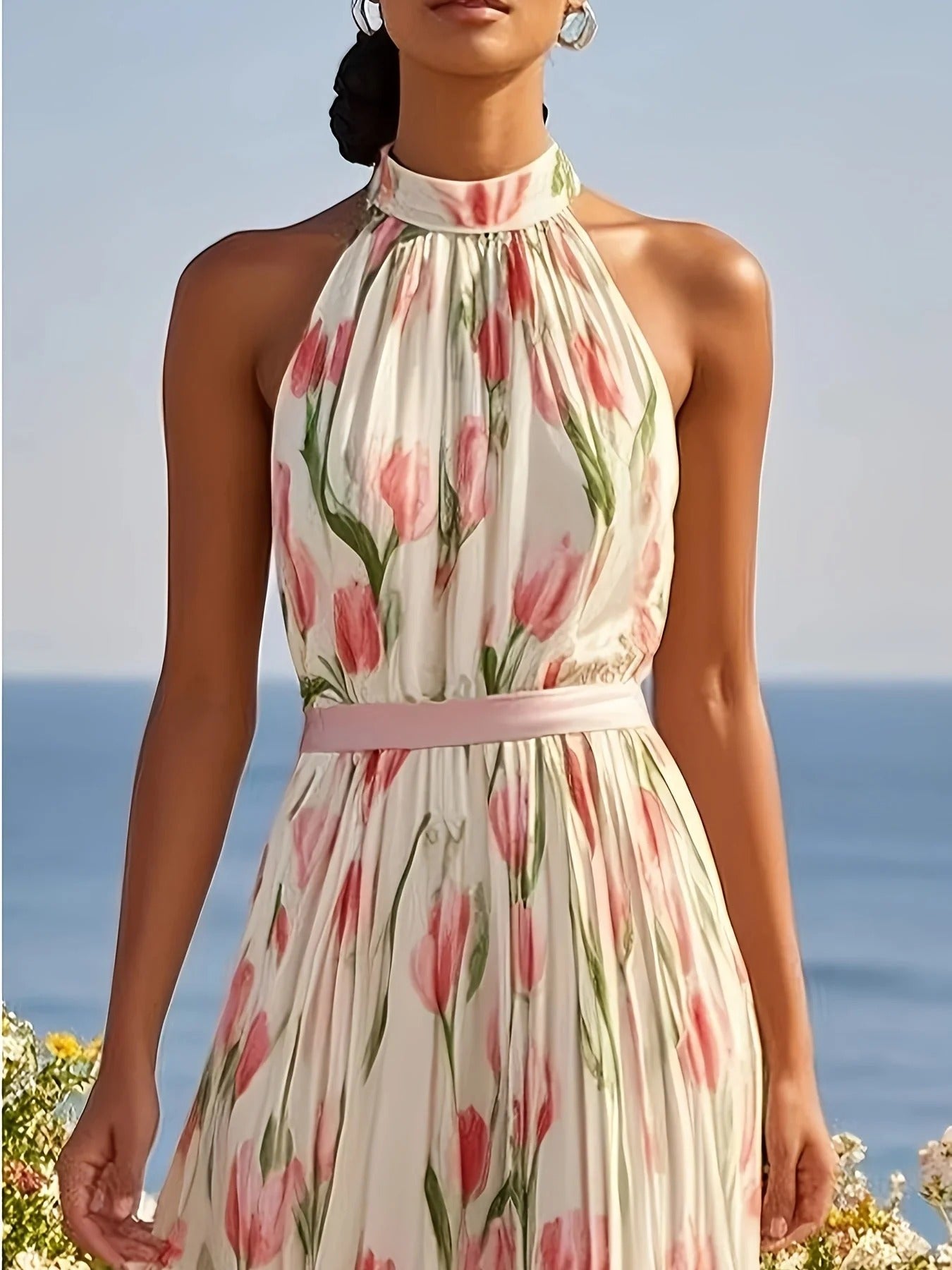 Tamara |  Vestido largo con escote halterneck y diseño en forma de tulipán