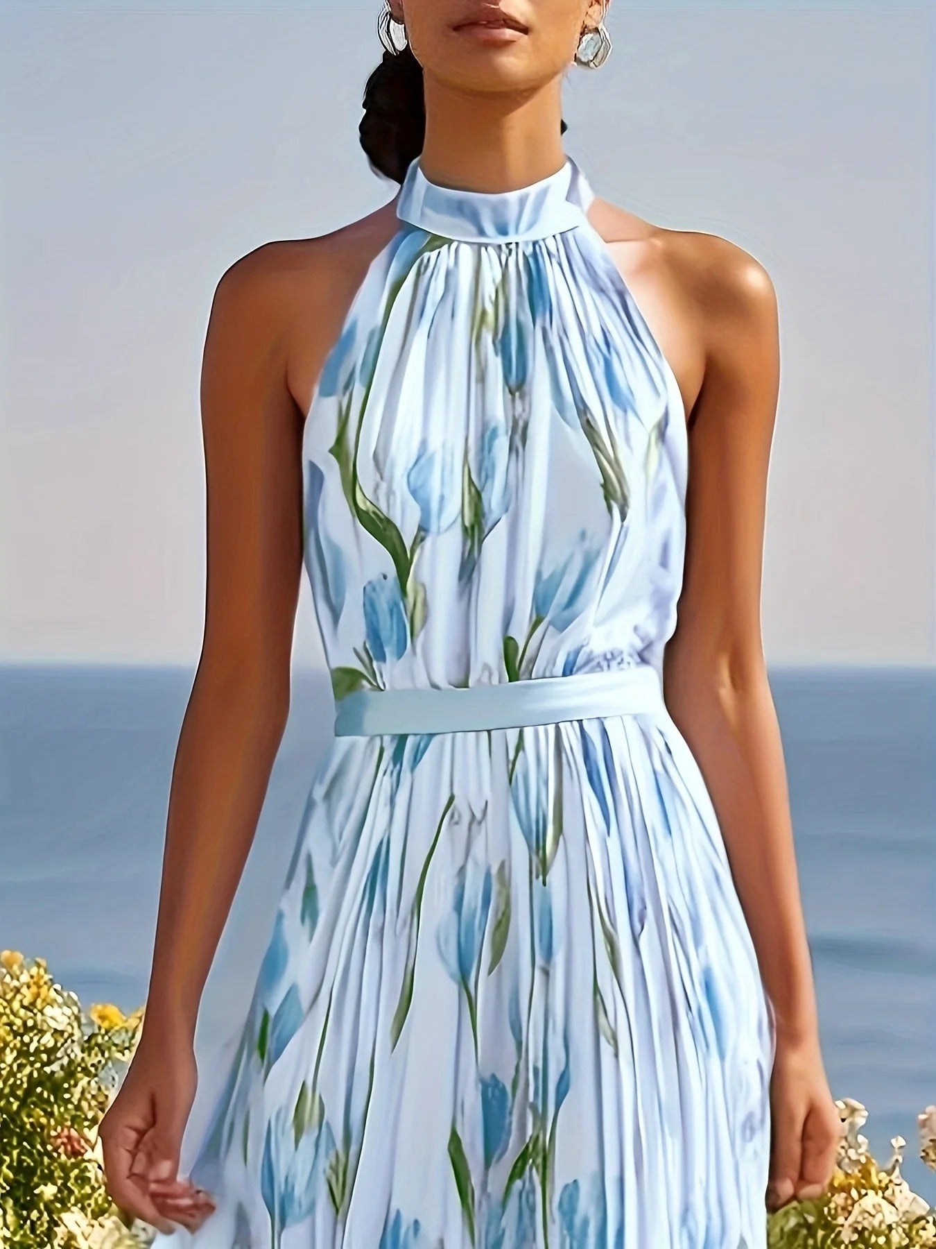 Tamara |  Vestido largo con escote halterneck y diseño en forma de tulipán