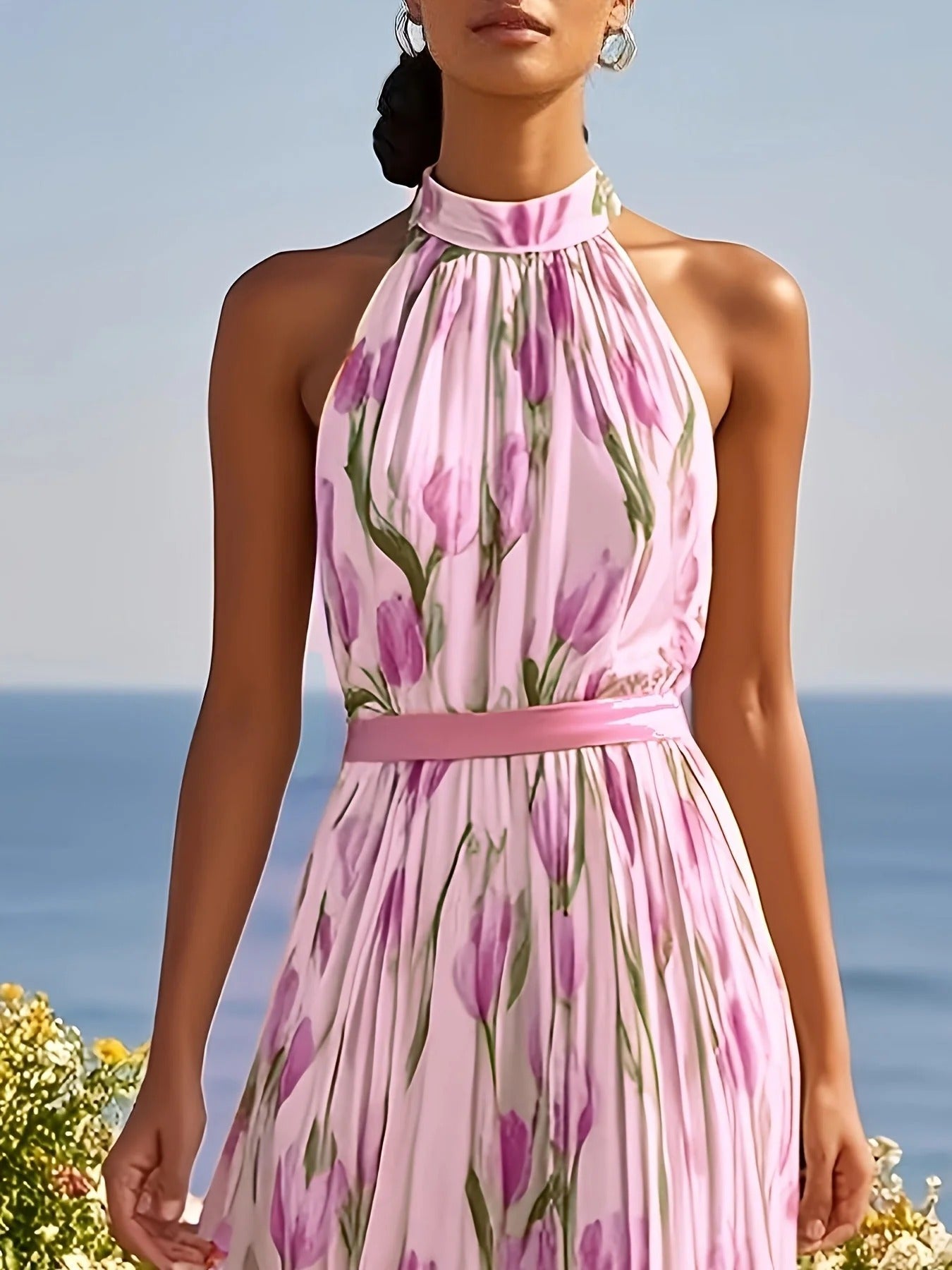 Tamara |  Vestido largo con escote halterneck y diseño en forma de tulipán